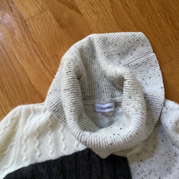 Calvin Klein ladies long cowl neck sweater. - Picture 2 of 4